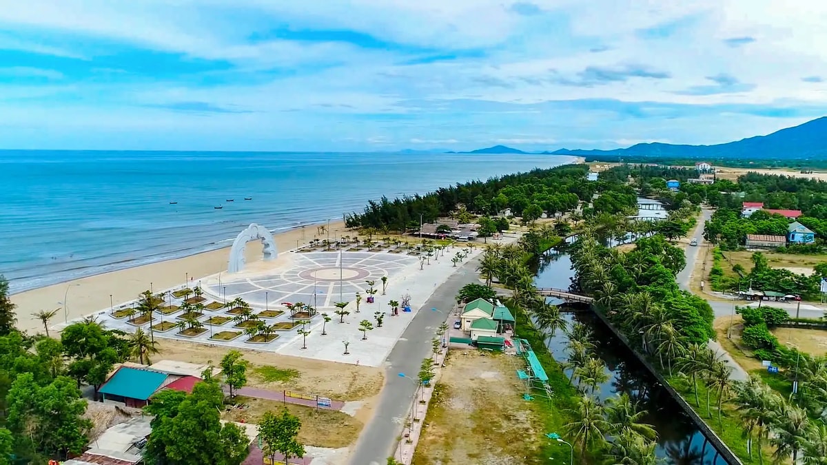 Sông Mỹ Dương uốn lượn bên biển Xuân Thành như nét vẽ mềm mại trong bức tranh thiên nhiên